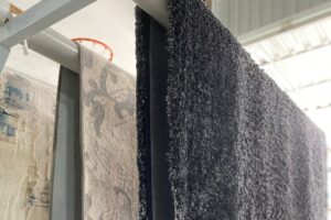 Tapetes secando em uma lavanderia de tapetes especializada, exibindo o cuidado e os processos adequados para preservar sua qualidade durante o processo de secagem.